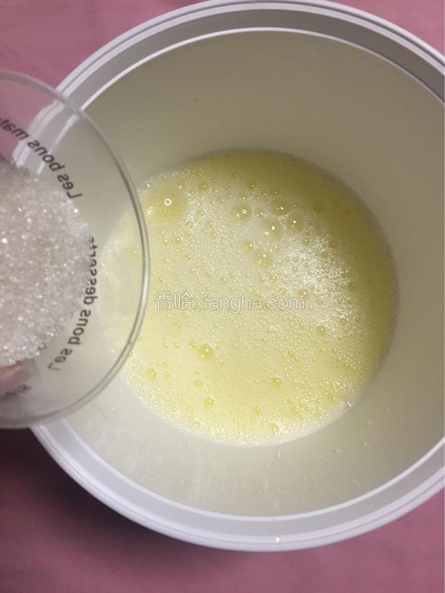 分三次加入白糖用电动打蛋器转圈搅打