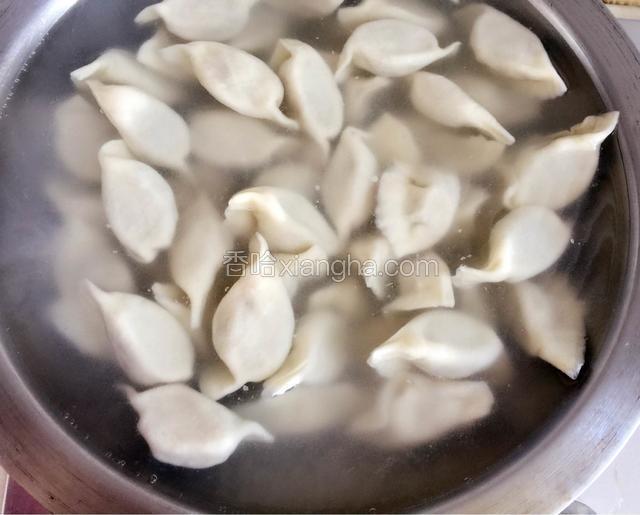 水烧开，下饺子，用漏勺沿着锅边顺时针推到水流，以免饺子沾锅底，开盖煮至水开。