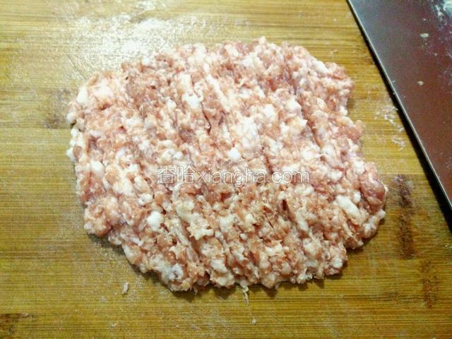 猪肉剁成肉泥备用