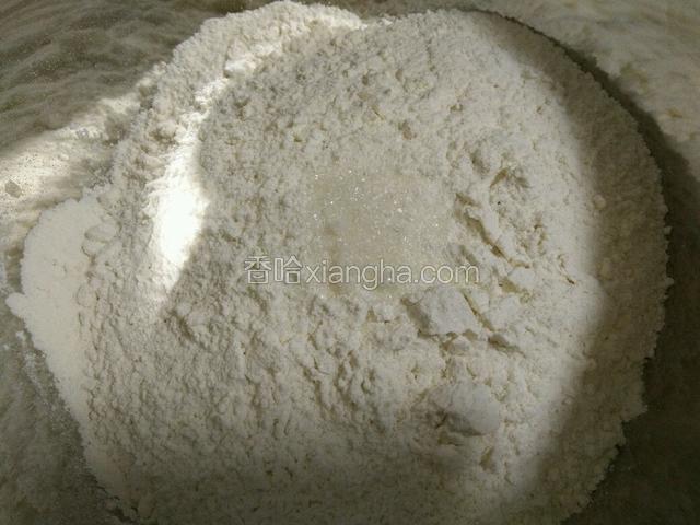 用一个干净的大盆，放入面粉，放入5克白糖