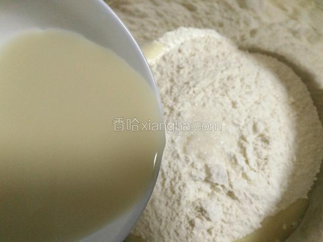 用150克35℃左右温水化开酵母，倒入面粉中（面粉吸水量不同，水量仅供参考）