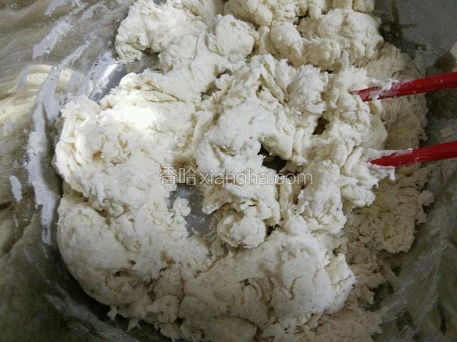 用筷子搅拌成絮状，无干粉即可