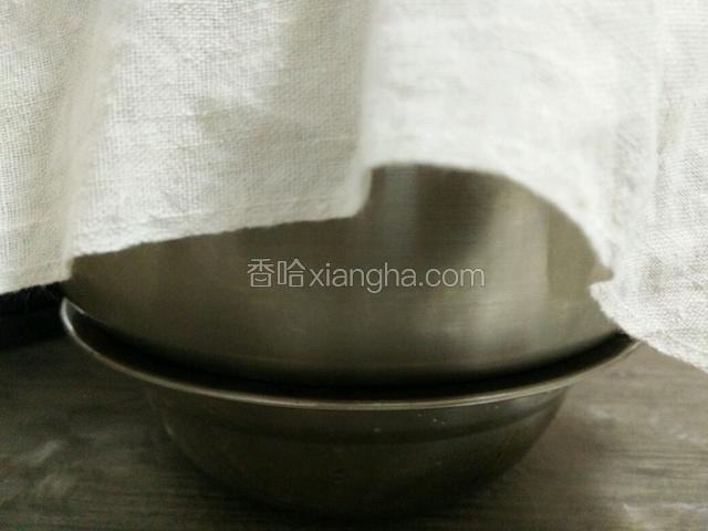 盖上干净的布放在温暖处发酵（可以放太阳底下，也可以放在装有温水的锅里，35℃左右水不烫手为宜）这样可以加快发酵