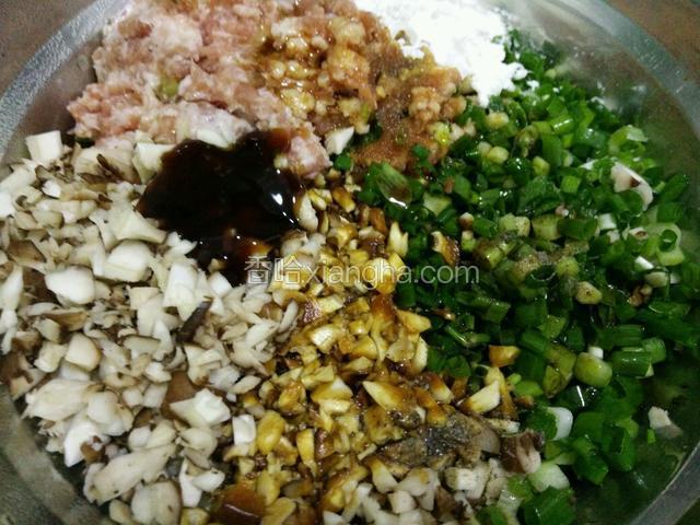 用一个干净的碗，依次放入剁好的肉泥，香葱，香菇，加入适量玉米油，蚝油，生抽，生粉，盐，白糖，胡椒粉，麻油，料酒