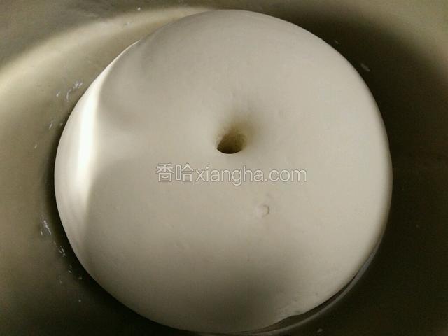 面团发酵至原来的两倍大，用手指在中间戳一个洞，周围面团不回缩