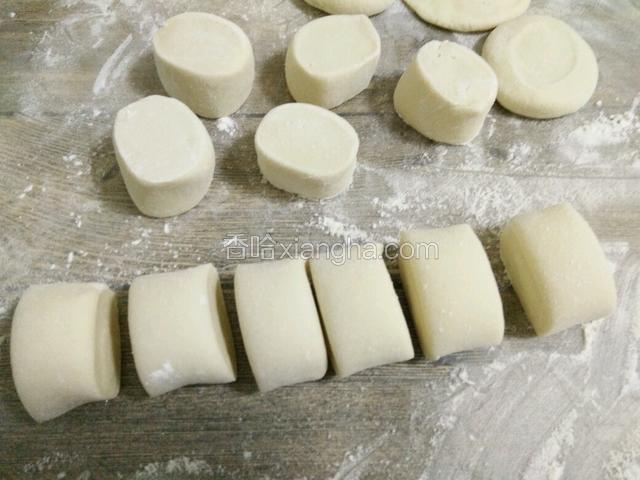 用刀切分成大小差不多的剂子