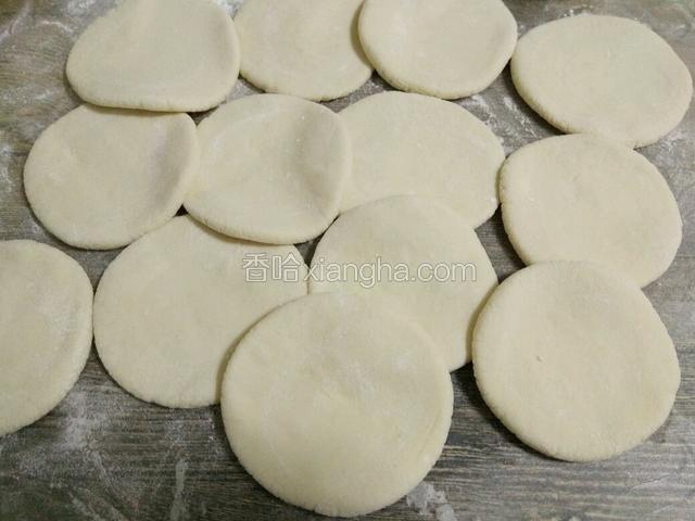 用擀面杖擀成中间厚，边上薄一些的圆形面饼