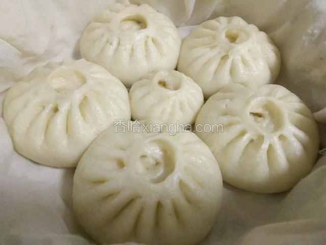 白白胖胖的包子就蒸好了（建议放包子时中间距离大一些，以免长大后粘连在一起）