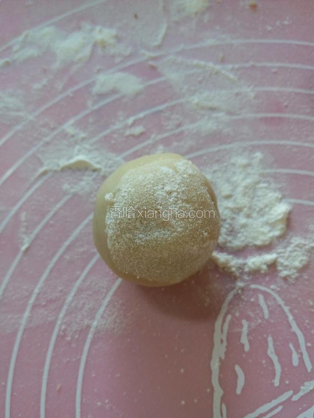 把包好的月饼球裹上面粉。