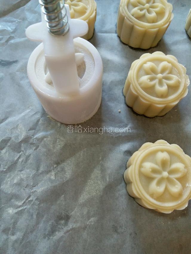 扣在铺好油纸的烤盘里，用手压出花纹。