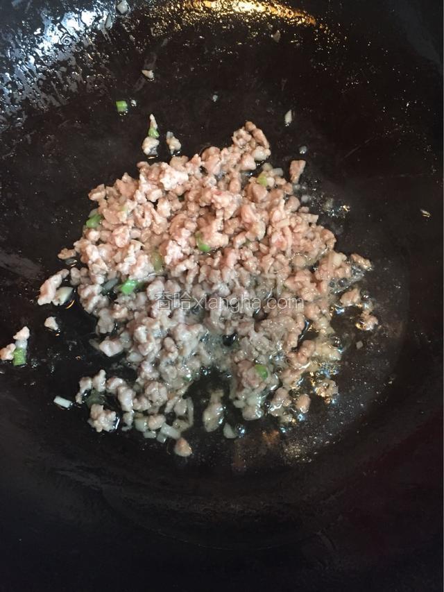 放入肉丁碎煸炒出香味。