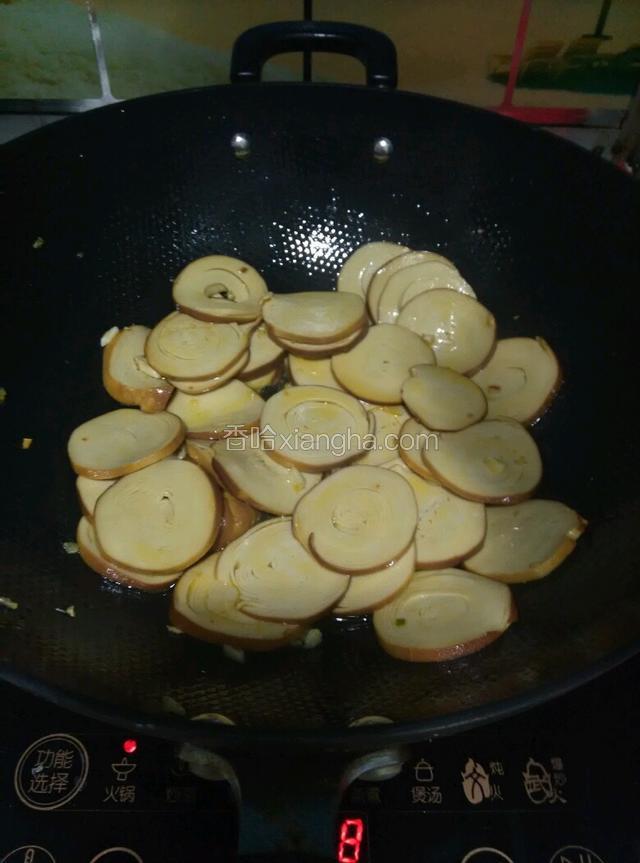下入素鸡翻炒