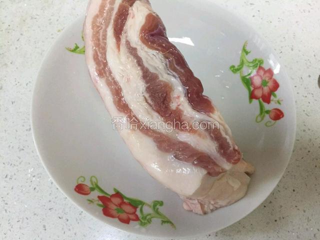 五花肉清洗干净，控水