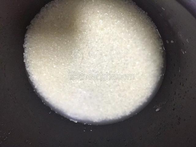 米饭清洗干净，加入适量清水少许盐