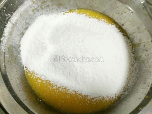 一次性筛入低筋面粉和玉米淀粉，翻拌均匀，千万不要过度翻拌，也不可时间过长和过于用力，以免面粉出筋，只要没有颗粒就可以了，翻拌时间越短越好