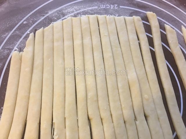剩余的一块儿面团擀成薄片，用刀切成宽度均匀的长条。