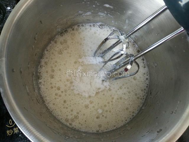 蛋白加几滴柠檬汁，低速打发到出现大泡开始加第一次砂糖
