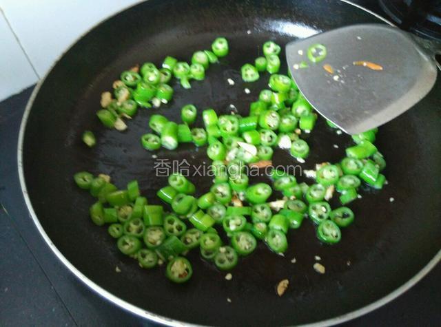 下美人椒炒至变色。