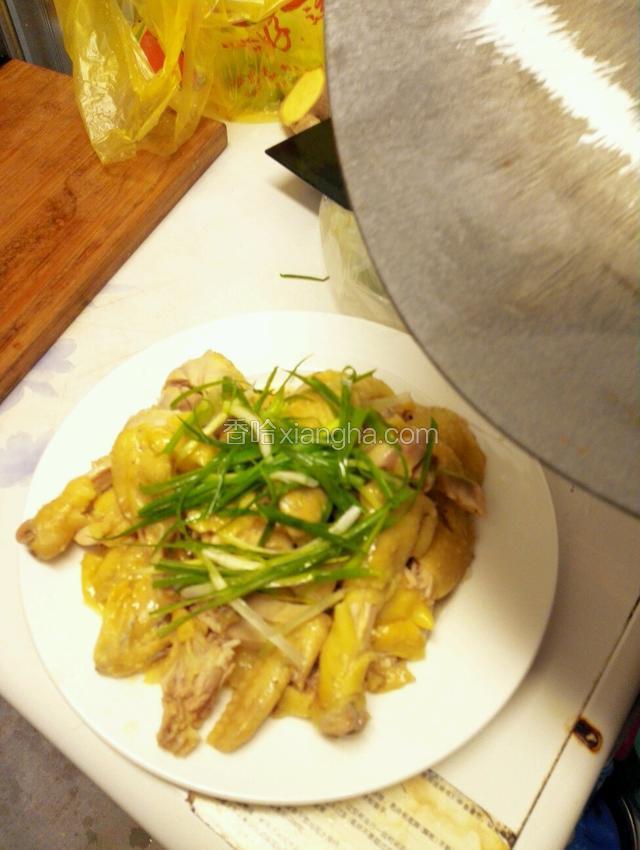 鸡改刀切块装盘，鸡上铺上葱段
起油锅，倒入少许生油鸡麻油加热然后淋在葱段上爆香。