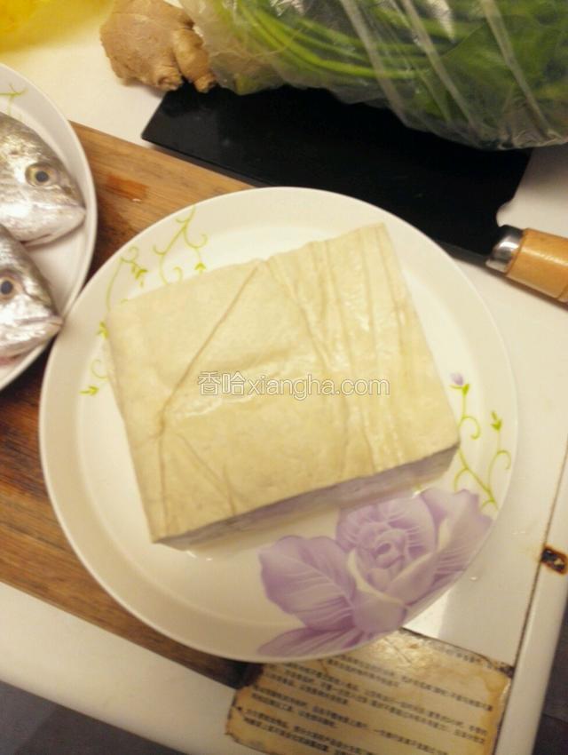 老豆腐冲洗后，放冷水中浸泡10分钟
切成块状