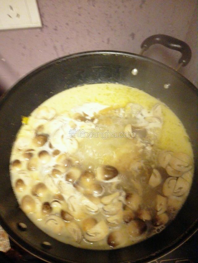 加入菌菇及豆腐
中火煮5分钟