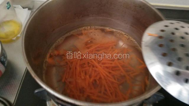 锅中烧开水，放锅里煮两分钟