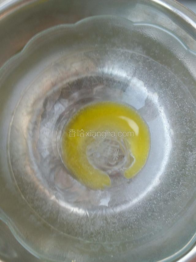 我们首先做麻薯，黄油隔水融化。
