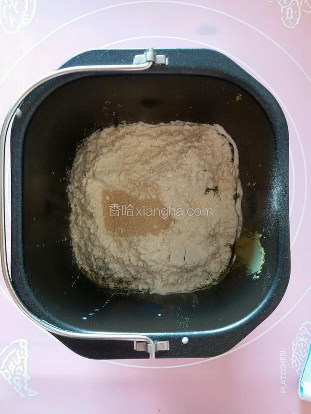 做面团：除黄油以外，所有面团材料放入面包机里，揉面20分钟。