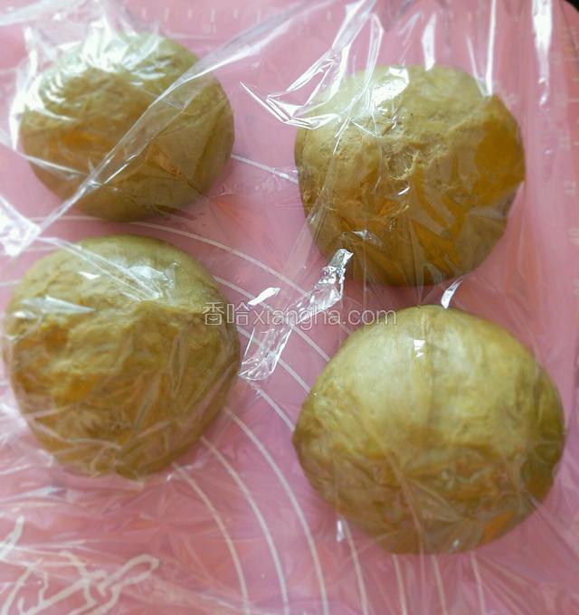 取出面团揉搓排气后，分成4等份盖上保鲜膜醒10分钟。