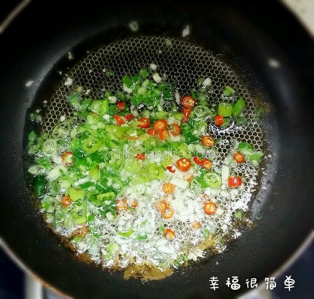 锅里倒入调和油，待油七成熟时倒入蒜沫，葱，辣椒段下入锅中爆香。
