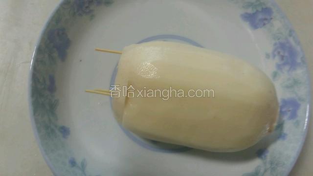 灌好糯米封口，用牙签固定好。