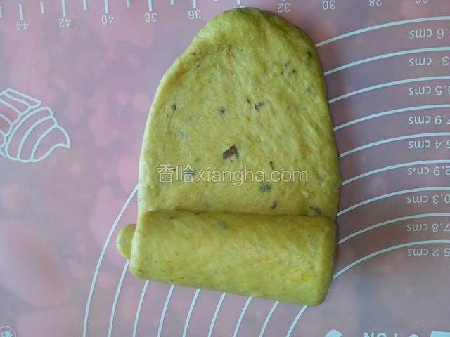 从一头卷向另一头，做成小卷。
