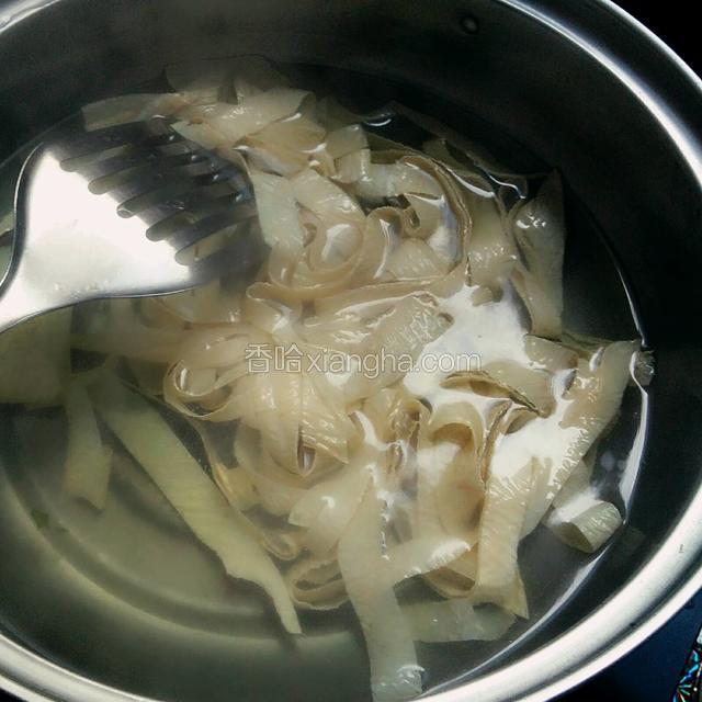 油豆皮放入开水锅中煮三分钟。