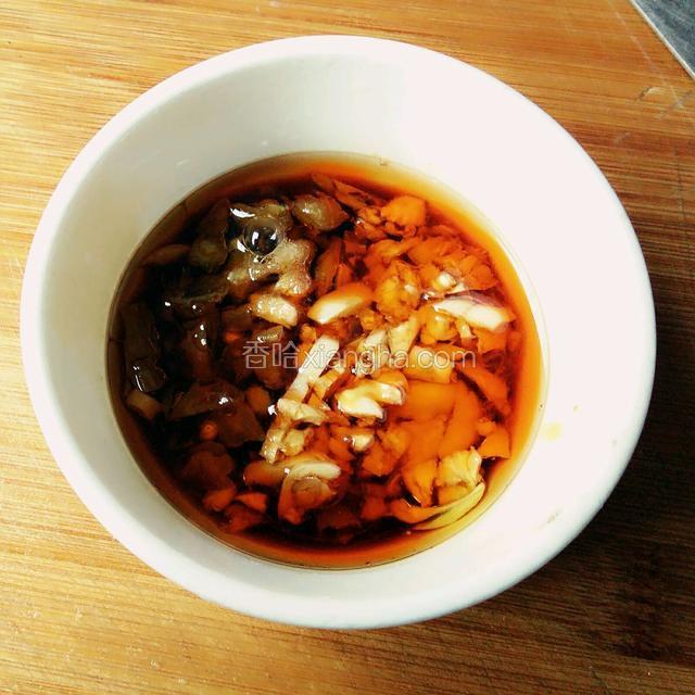 放入小碗加上调料。味极鲜，醋，香油，红油，鸡精，盐，糖调匀