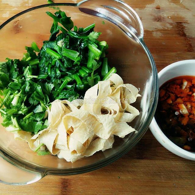 把油豆皮，菠菜，香菜全部放入小盆里