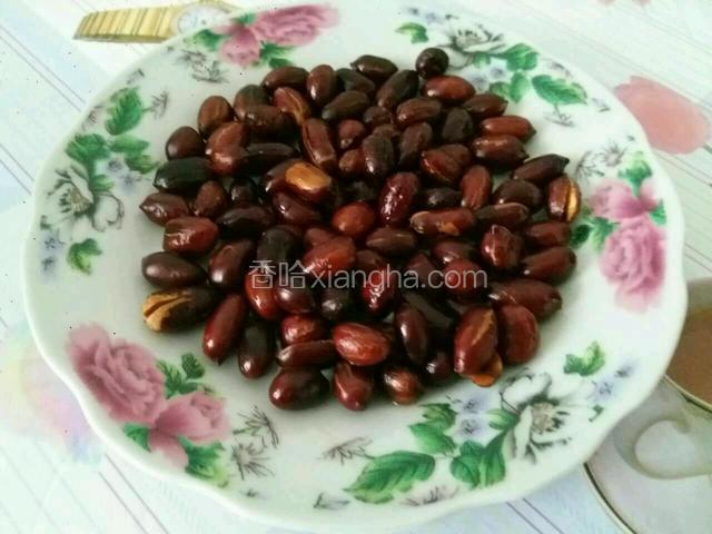 先炸花生米油可以多点炸好的花生米盛出晾
凉备用（这道忘拍了）