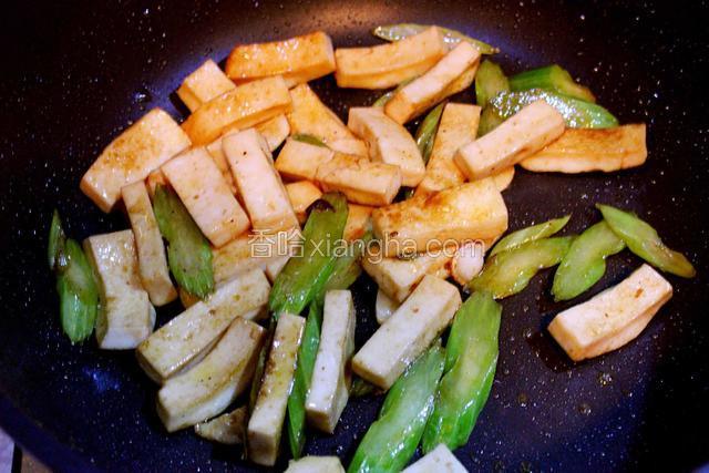 酱油、蚝油、鸡精调味，稍微加一点水收汁