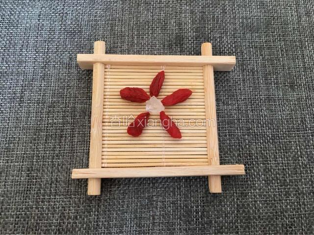 把冰糖放进去只剩枸杞。