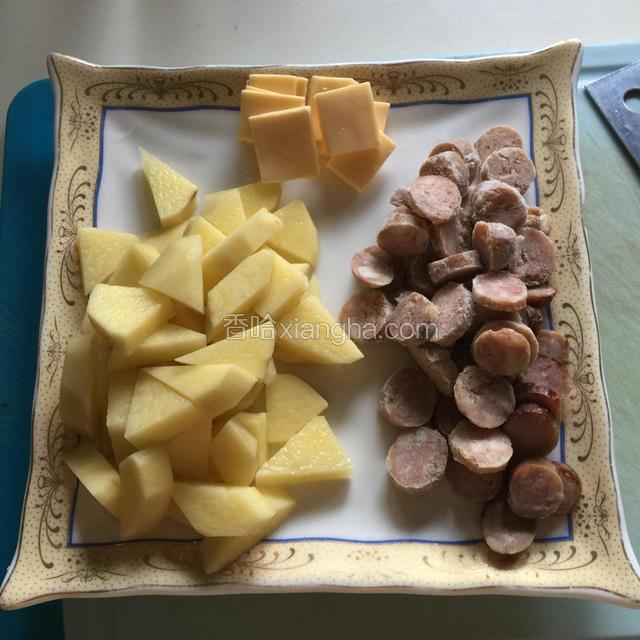 土豆洗净去皮切成小块，香肠切片，奶酪片切小块
