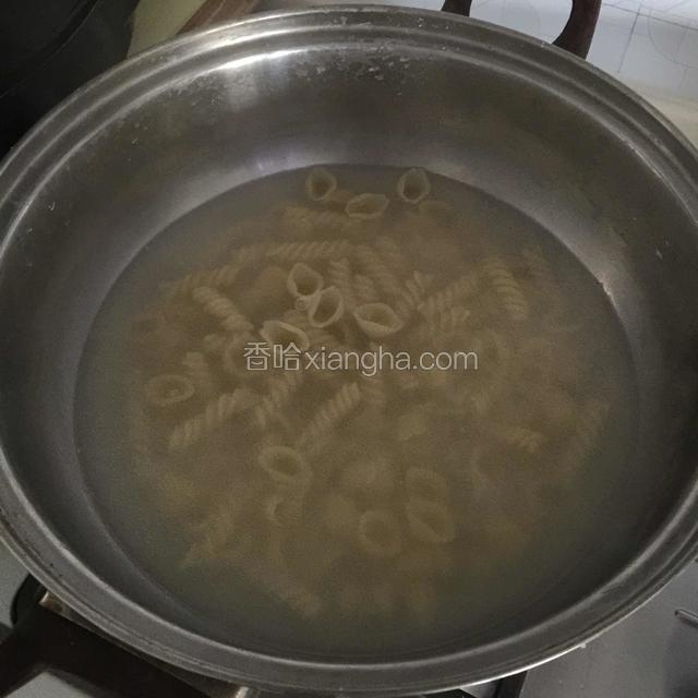 烧开水后，加入一点盐，放入意面煮熟