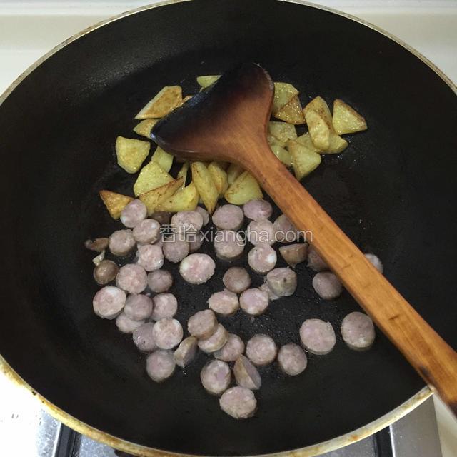 放入香肠片，小火煎至表面微焦
