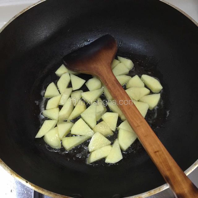 放入土豆块煎至两面微焦