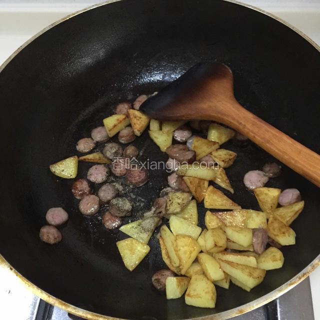 撒上少许黑胡椒粉，炒拌均匀