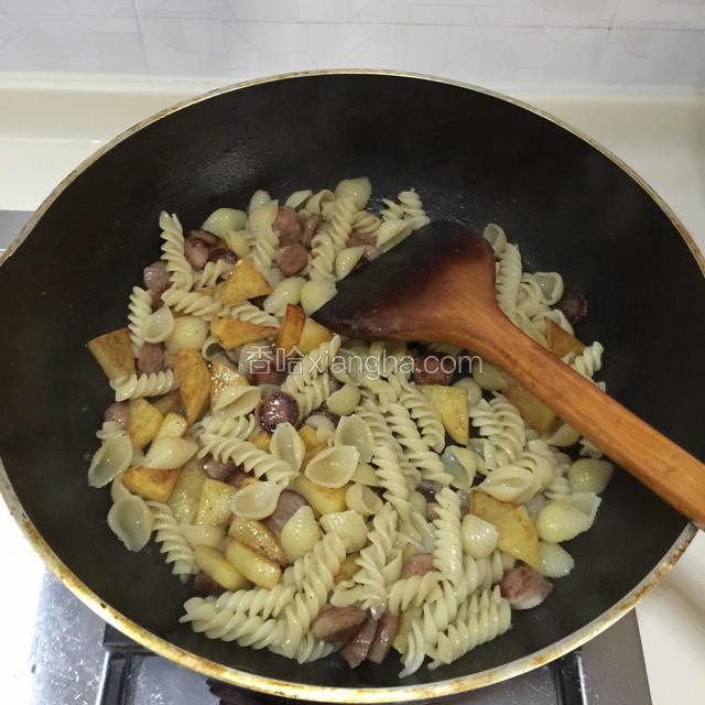 放入煮好的意面，加入少许盐和黑胡椒粉，炒拌均匀