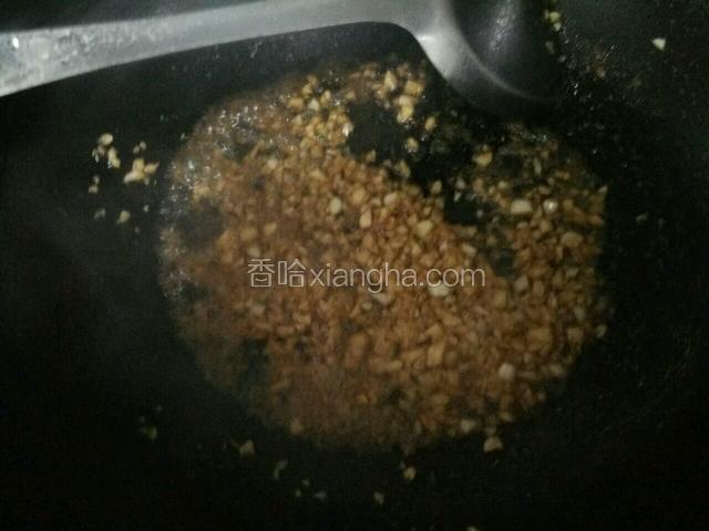 倒入蒸鱼豉油，糖，鸡精～