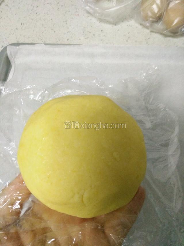 包上保鲜膜放入冰箱冷藏1小时。
