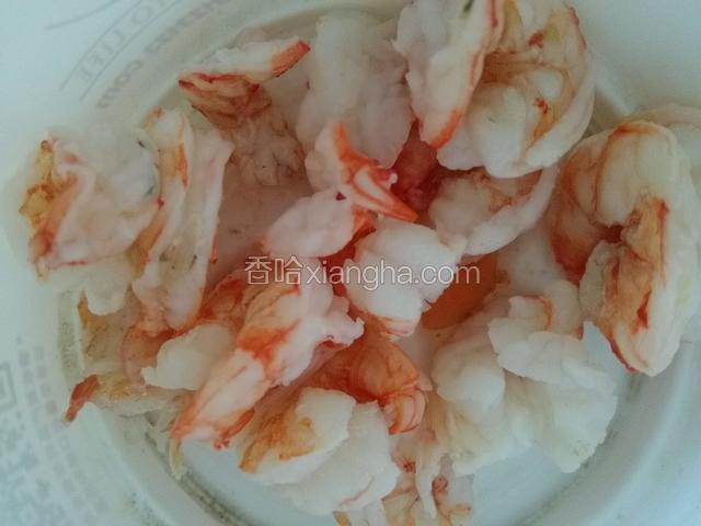越南黑虎虾仁焯热水两分钟捞出；