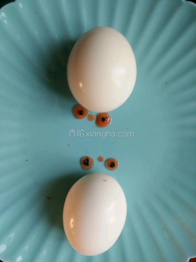 摆盘，大圆上面放两到三个芝麻做眼睛