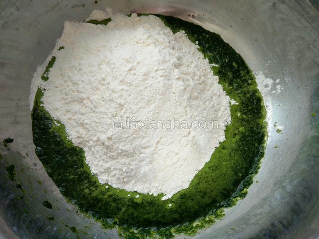 菠菜泥放入和面盆中，再往里一点点的加面粉