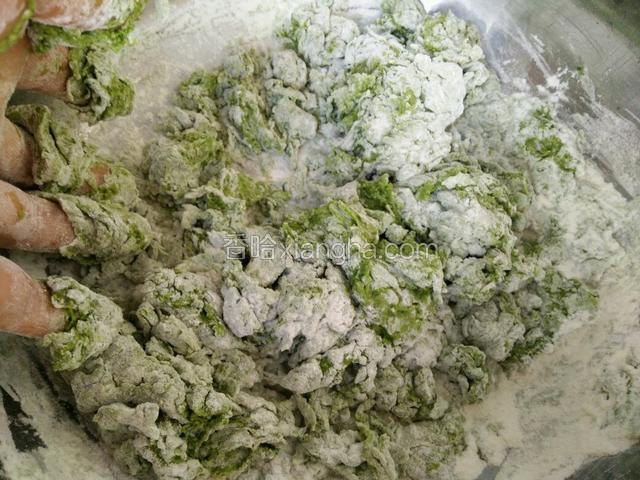 一边加一边用手划成面穗状看图中那样